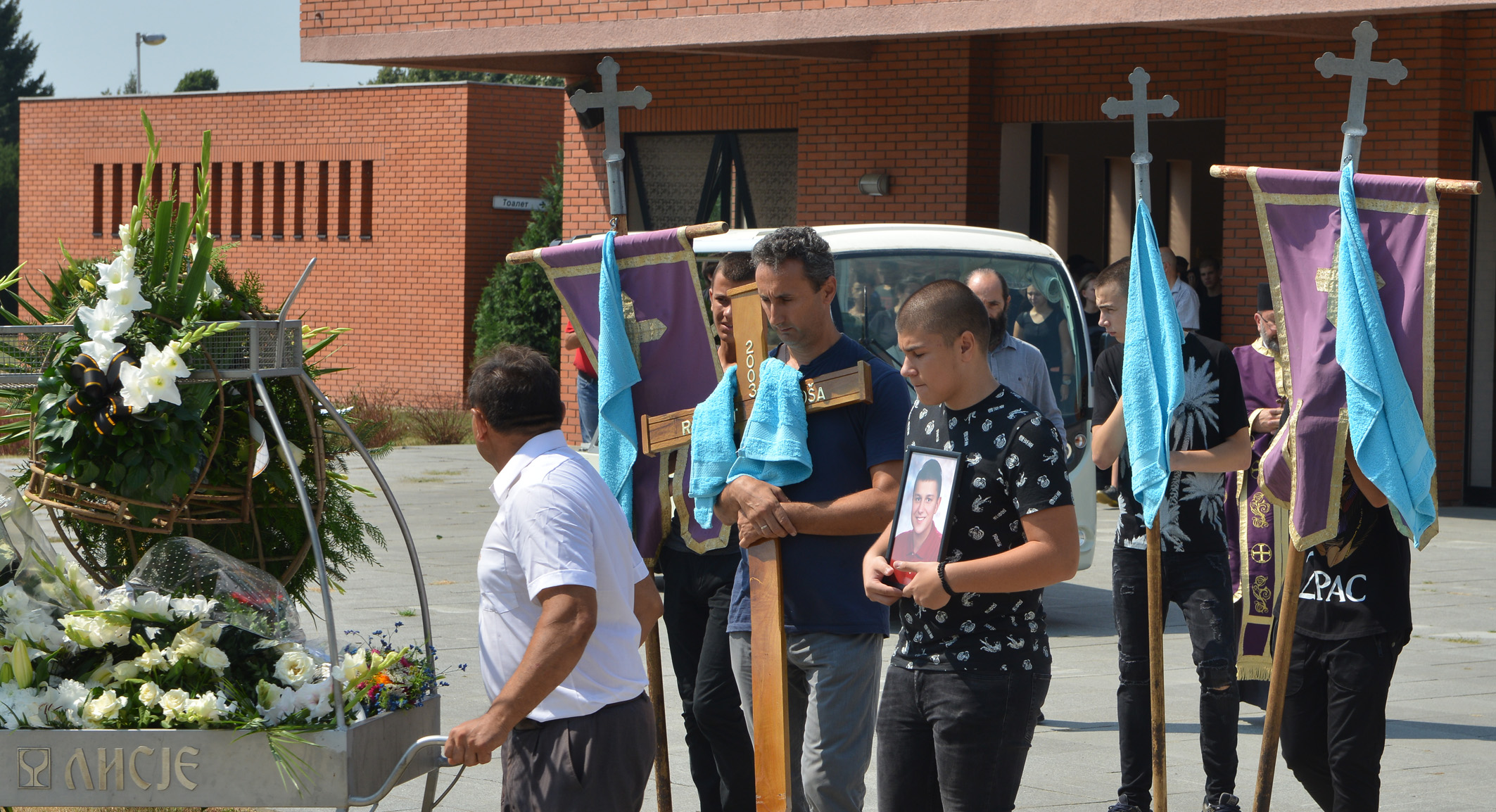 НОВИ САД ЗАВИЈЕН У ЦРНО: Роберт сахрањен са лоптом